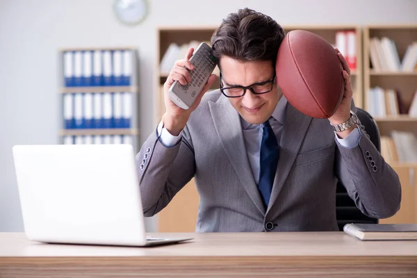 Empresario con fútbol americano en la oficina — Foto de Stock