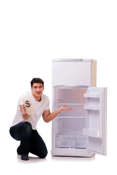Голодный человек ищет деньги, чтобы заполнить холодильник — стоковое фото