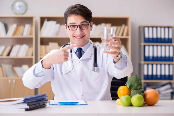 Médecin en régime concept avec des fruits et légumes — Photo