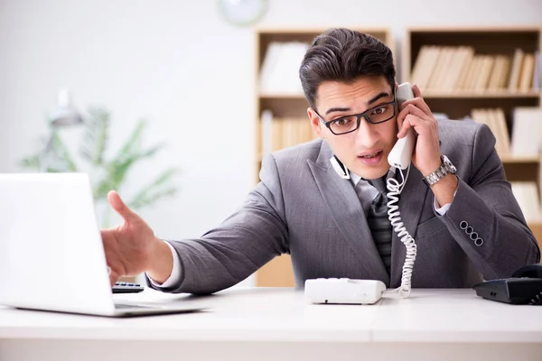 Operador de Helpdesk hablando por teléfono en la oficina —  Fotos de Stock