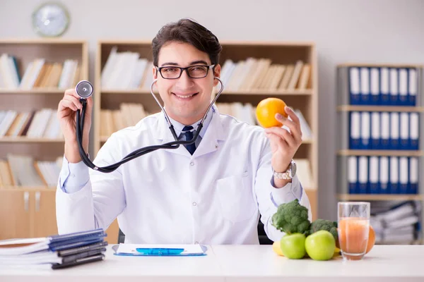 Médico en concepto de dieta con frutas y verduras — Foto de Stock