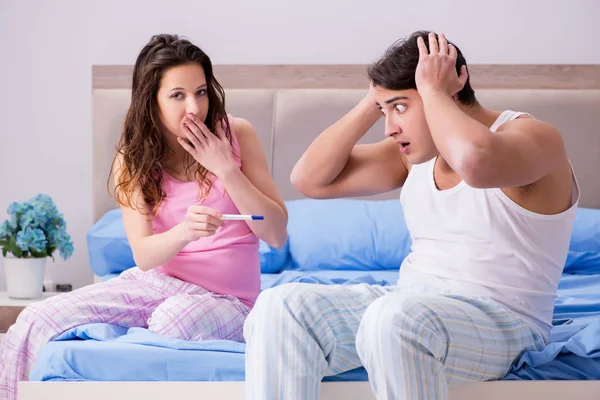 Muž manžel naštvaný na výsledky těhotenských testů — Stock fotografie