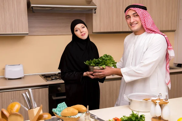 Junge arabische Familie in der Küche — Stockfoto