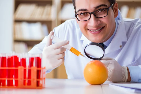 Científico trabajando en frutas y verduras orgánicas —  Fotos de Stock