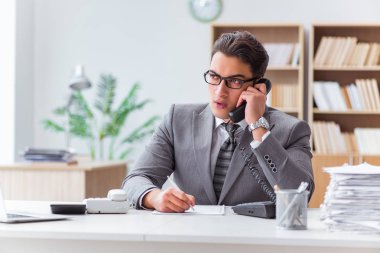 Çağrı merkezi operatörü telefonda konuşuyor.