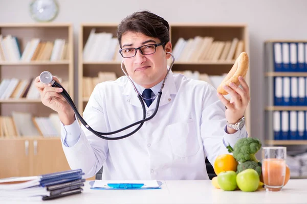 Médecin en régime concept avec des fruits et légumes — Photo