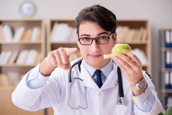 Médico en concepto de dieta con frutas y verduras — Foto de Stock