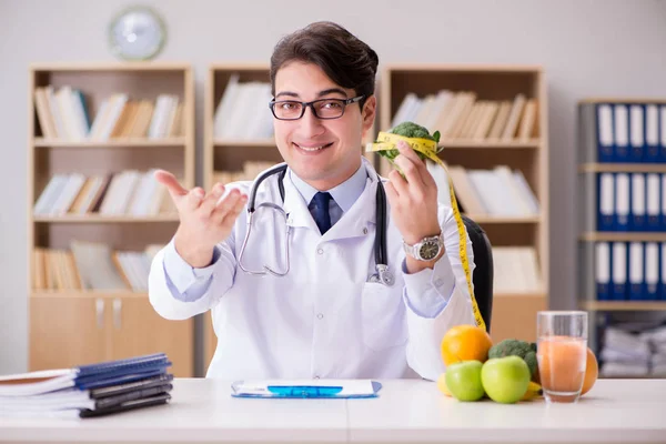 Médecin en régime concept avec des fruits et légumes — Photo