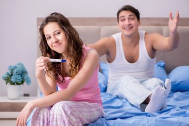 Mutlu çift hamilelik testi sonuçlarını öğreniyor.