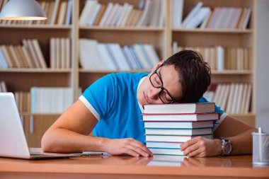 Üniversite sınavlarına hazırlanan öğrenci