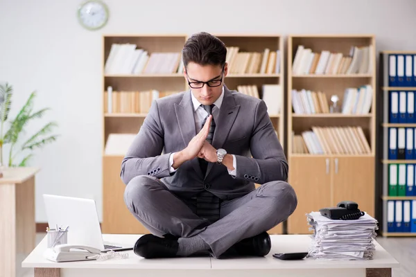 Jungunternehmer meditiert im Büro — Stockfoto