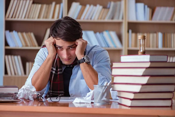 Giovane scrittore di libri che scrive in biblioteca — Foto Stock