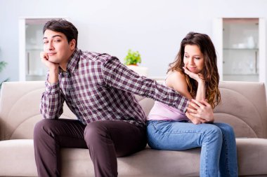 Parçalanmış ilişki konseptinde genç bir aile