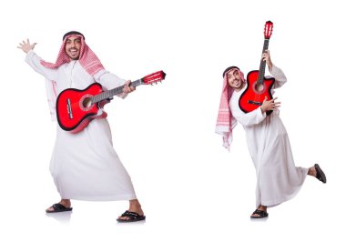 Arap adam beyaz izole gitar çalmak