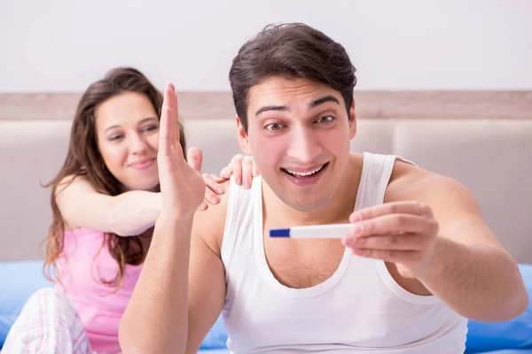 Felice coppia scoprire i risultati dei test di gravidanza — Foto Stock