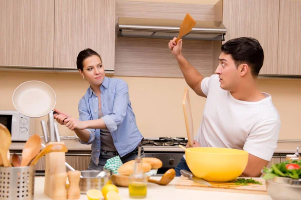 Jovem família fazendo luta engraçada na cozinha — Fotografia de Stock