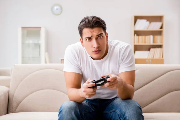 Muž závislý na počítačových hrách — Stock fotografie