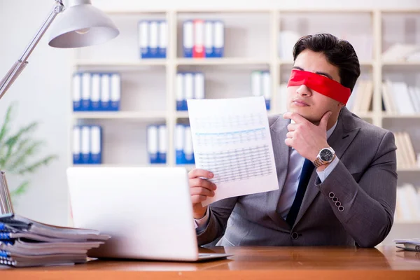 Geschäftsmann mit verbundenen Augen sitzt im Büro am Schreibtisch — Stockfoto