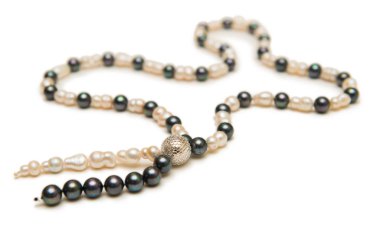 Beyaz arka plan üzerinde izole zarif kolye