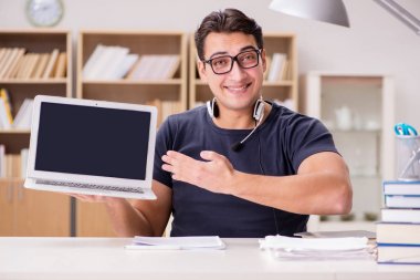 Genç serbest bilgisayar üzerinde çalışıyordu.