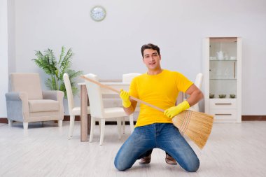 Süpürgeyle sanal gitar çalan komik adam.