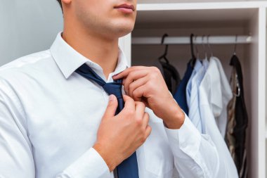 İş adamı iş için giyiniyor.