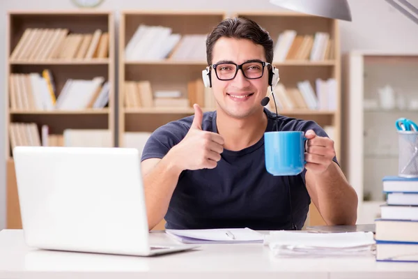 Joven estudiante bebiendo café de la taza — Foto de Stock