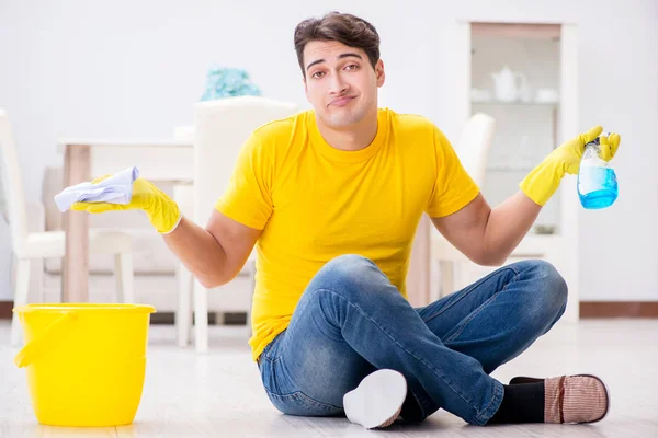 Man husband cleaning the house helping his wife — Stock Photo, Image