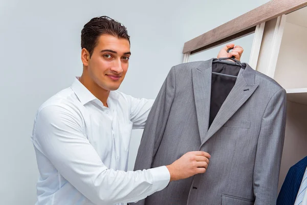 Бизнесмен одевается для работы — стоковое фото