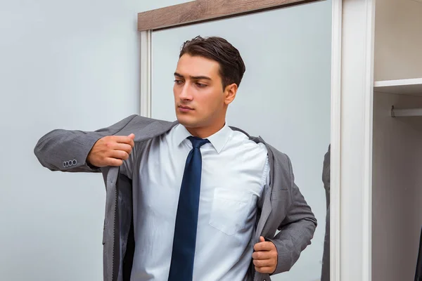 Zakenman verkleed voor het werk — Stockfoto