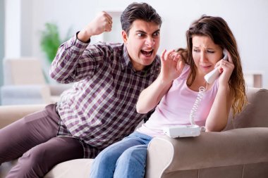 Parçalanmış ilişki konseptinde genç bir aile