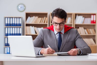 Ofiste çalışan süper kahraman iş adamı.