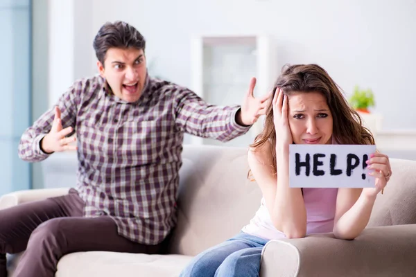 Familia joven en concepto de relación rota —  Fotos de Stock