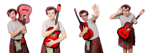 Scotsman tocando la guitarra aislada en blanco — Foto de Stock