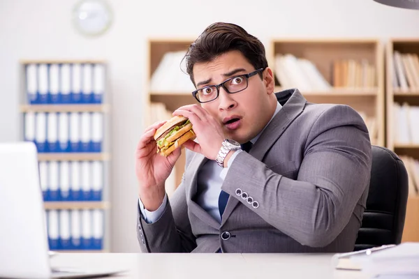 Hungrig rolig affärsman äter skräpmat smörgås — Stockfoto