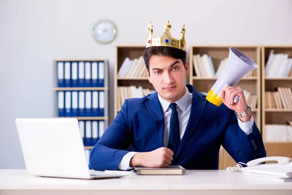 事務所で働く王の実業家 — ストック写真