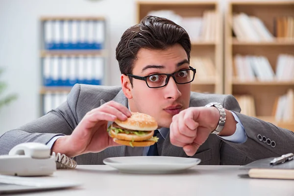 Fome engraçado empresário comer junk food sanduíche — Fotografia de Stock