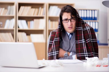 Hasta iş adamı ofiste.