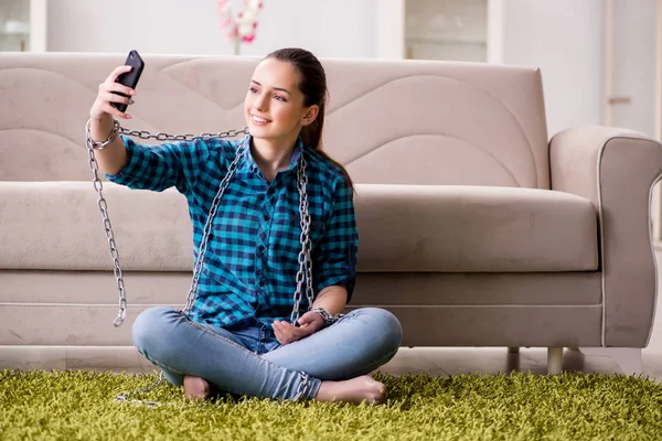 Jovem viciada em celular — Fotografia de Stock