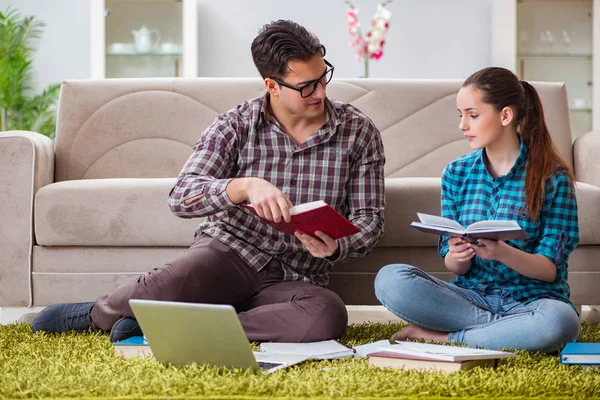 Studenter som förbereder sig för universitetsprov — Stockfoto