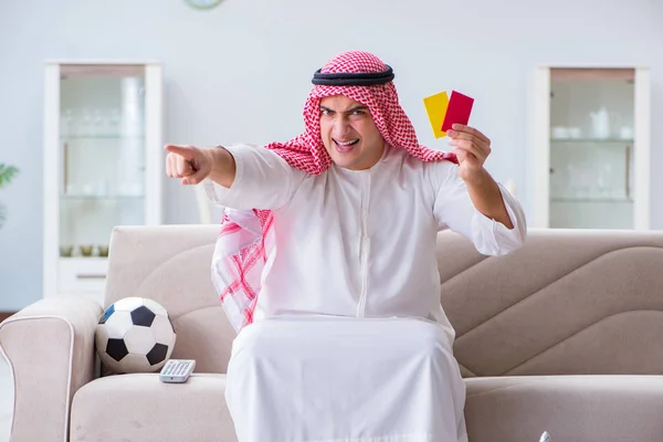 Árabe hombre viendo deporte fútbol en tv — Foto de Stock