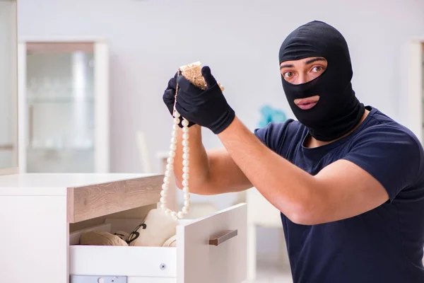 Soyguncu kar maskesi takıp değerli şeyler çalıyor. — Stok fotoğraf