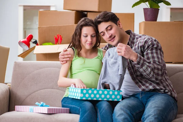 Молода пара чоловіка і вагітна дружина з подарунковою коробкою — стокове фото