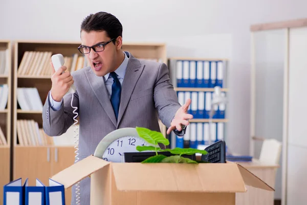 Homme déménageant bureau avec boîte et ses effets personnels — Photo