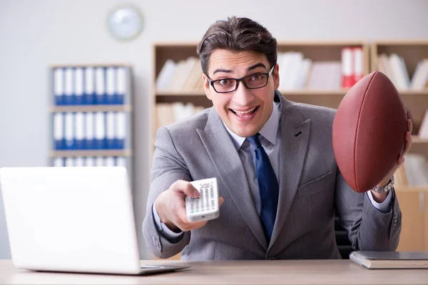 Empresario con fútbol americano en la oficina — Foto de Stock