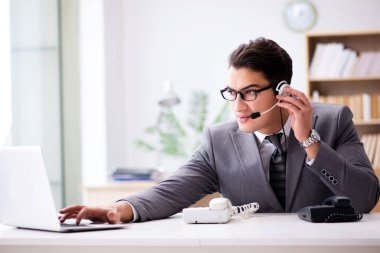 Yardım masası operatörü telefonda konuşuyor.