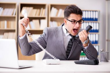 Kızgın yardımcı operatör ofiste bağırıyor.