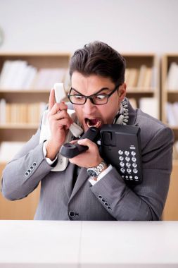 Kızgın yardımcı operatör ofiste bağırıyor.