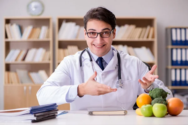 Médico en concepto de dieta con frutas y verduras —  Fotos de Stock