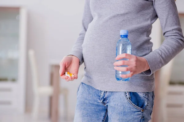 Wanita hamil meminum pil selama kehamilan — Stok Foto